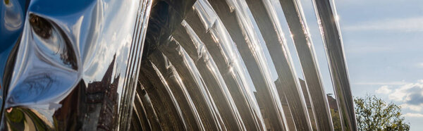 WROCLAW, POLAND - 18 апреля 2022 года: Футуристическая арка Нава с солнечным светом, баннер 