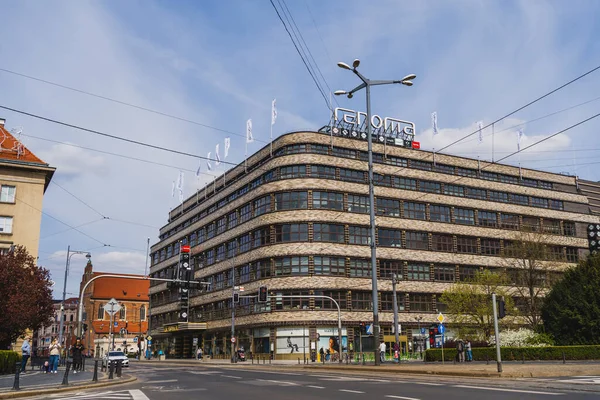 WROCLAW, POLAND - 18 Nisan 2022: Arka planda gökyüzü olan şehir caddesinde Renoma alışveriş merkezi 