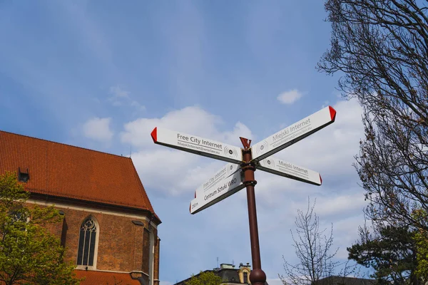 Wroclaw Poland April 2022 Pointer Blue Sky Background Urban Street — Stock Photo, Image