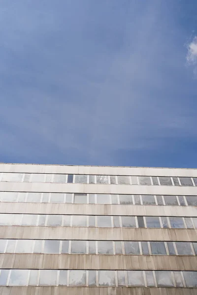 Vista de bajo ángulo de la fachada del edificio y el cielo al fondo en Wroclaw - foto de stock