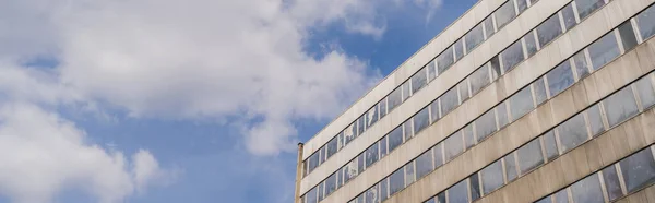 Vista de baixo ângulo de construção e céu nublado em Wroclaw, banner — Fotografia de Stock