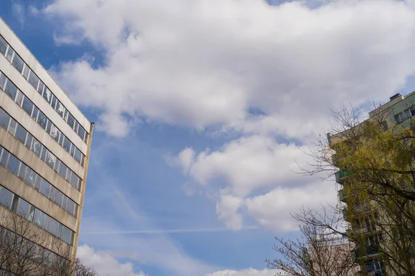 Vista de bajo ángulo de edificios y cielo nublado al fondo en Wroclaw - foto de stock