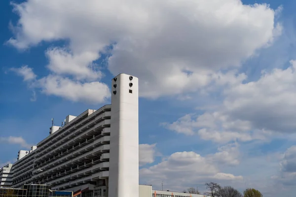 Edificio con fachada blanca y cielo nublado al fondo en Wroclaw - foto de stock