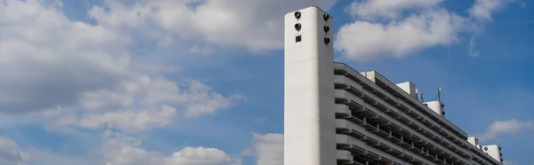 Edificio con fachada blanca y cielo al fondo en Wroclaw, estandarte - foto de stock