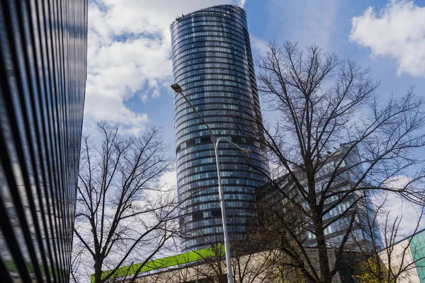 Vista de bajo ángulo de los edificios en la calle urbana en Wroclaw - foto de stock