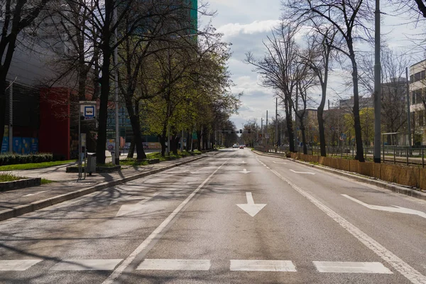 Carretera en calle urbana en Wroclaw - foto de stock