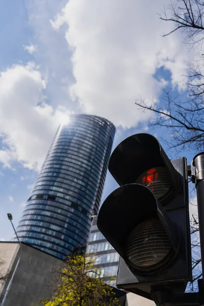 Низкий угол обзора светофора и здания на заднем плане во Вроцлаве — стоковое фото