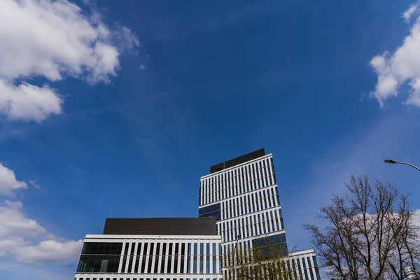 Vista ad angolo basso di edificio moderno e cielo blu sullo sfondo a Breslavia — Foto stock