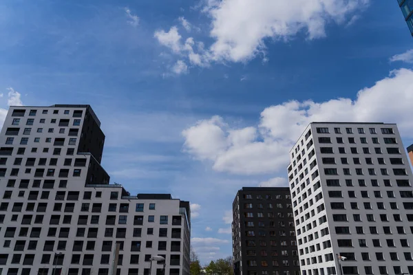 Vue à angle bas des bâtiments modernes avec ciel bleu à l'arrière-plan à Wroclaw — Photo de stock