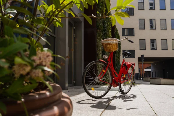 Fahrrad in der Nähe eines Gebäudes an der Stadtstraße in Breslau — Stockfoto