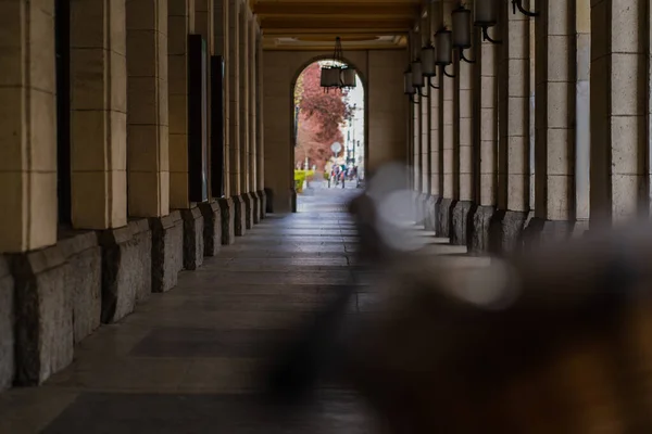 Edifício com arco ao ar livre na rua em Wroclaw — Fotografia de Stock