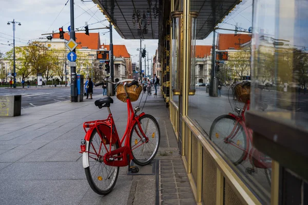 Bicicleta cerca del edificio y la carretera en la calle urbana en Wroclaw - foto de stock