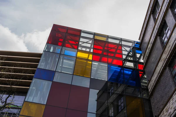 Vista de baixo ângulo de construção com fachada colorida na rua em Wroclaw — Fotografia de Stock