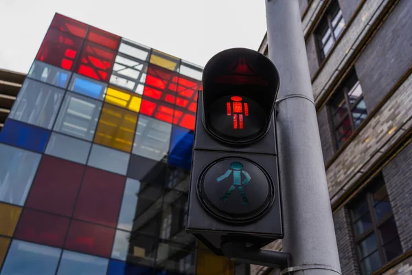Низкий угол обзора светофора возле здания на городской улице во Вроцлаве — стоковое фото