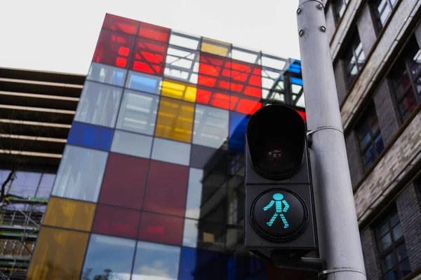 Semáforo cerca de edificio borroso en la calle en Wroclaw - foto de stock