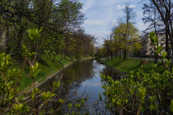 Rivière sur la rue urbaine à Wroclaw — Photo de stock