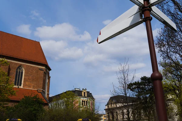 Вывески на городской улице во Вроцлаве — стоковое фото