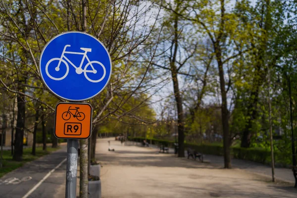 Sinalização perto de estrada vazia borrada em Wroclaw — Fotografia de Stock