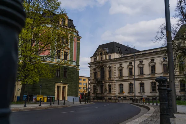 Calle urbana vacía con edificios antiguos y carretera en Wroclaw - foto de stock