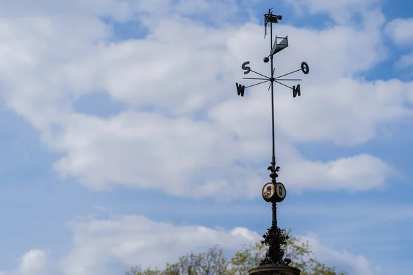 Vue à angle bas de la girouette avec ciel en arrière-plan à Wroclaw — Photo de stock