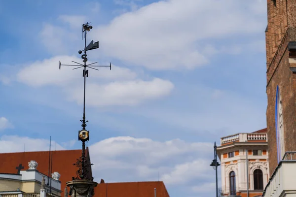 Vane perto de edifícios borrados na rua urbana em Wroclaw — Fotografia de Stock