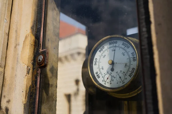 Ancien baromètre dans la rue urbaine de Wroclaw — Photo de stock