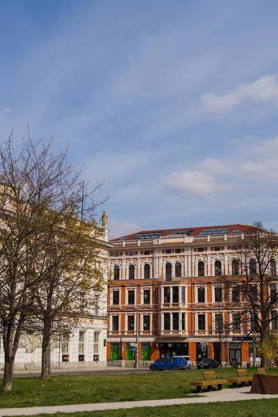 Площа і будівлі на міській вулиці Вроцлава. — стокове фото