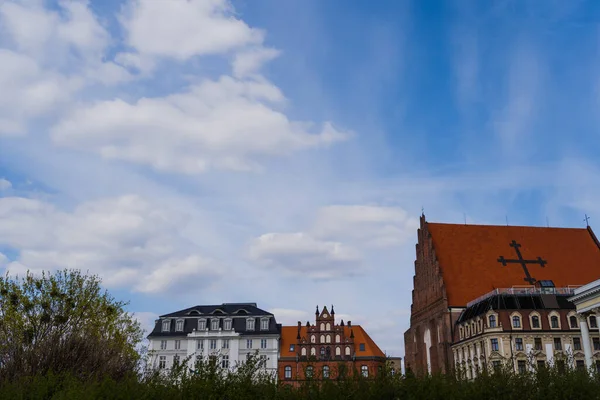 Igreja St Dorothea perto de edifícios com céu no fundo em Wroclaw — Fotografia de Stock