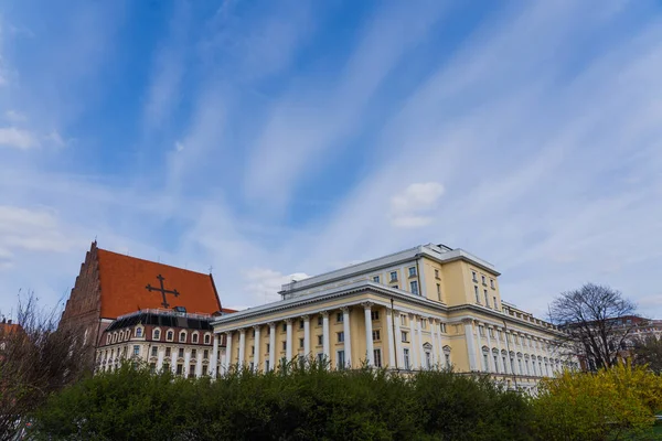 Edifícios perto de Church St Dorothea com céu azul no fundo em Wroclaw — Fotografia de Stock