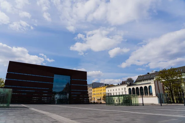 Edifícios perto da praça na rua urbana em Wroclaw — Fotografia de Stock