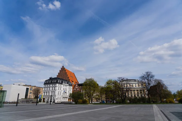 Praça e edifícios com céu nublado no fundo em Wroclaw — Fotografia de Stock