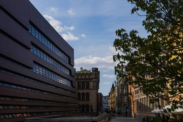 Bâtiments dans la rue le jour à Wroclaw — Photo de stock