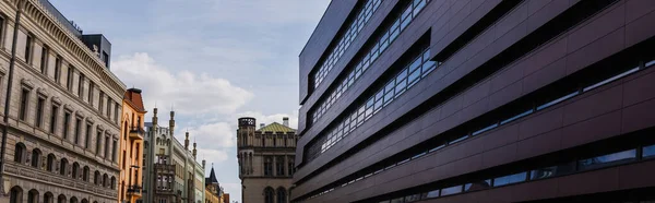 Edificio moderno vicino a vecchie case in strada a Breslavia, banner — Foto stock