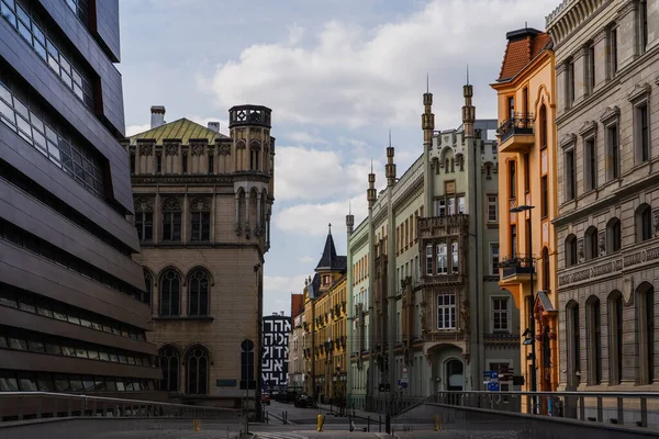 Edificios antiguos en la calle urbana de Polonia - foto de stock