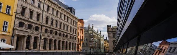 Gebäude auf der städtischen Straße bei Tag in Breslau, Banner — Stockfoto