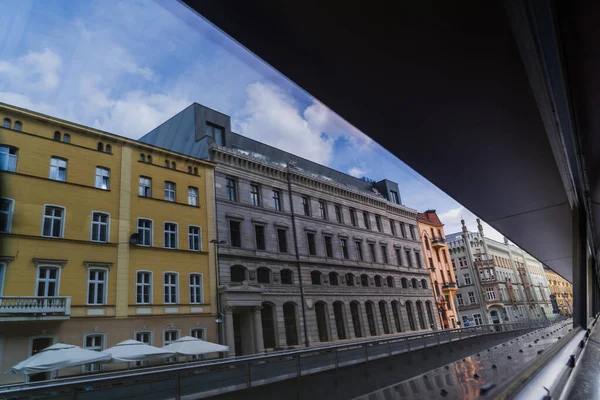 Edificios y cielo nublado en la calle urbana de Wroclaw - foto de stock