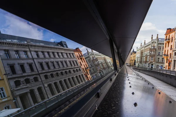 Edifici che si riflettono in facciata sulla strada urbana di Breslavia — Foto stock