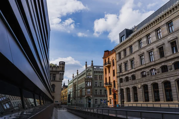 Vista de edifícios antigos na rua urbana em Wroclaw — Fotografia de Stock