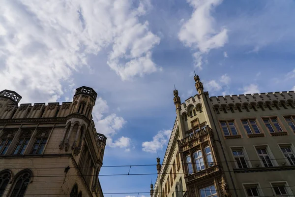 Vue en angle bas des façades des vieux bâtiments et du ciel en arrière-plan à Wroclaw — Photo de stock