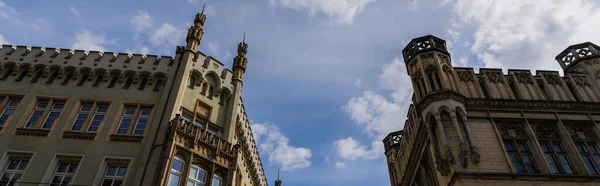 Vista de baixo ângulo de edifícios antigos na rua em Wroclaw, banner — Fotografia de Stock