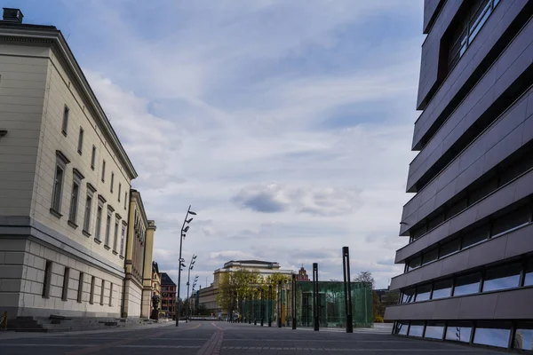 Rua urbana vazia com semáforos em Wroclaw — Fotografia de Stock