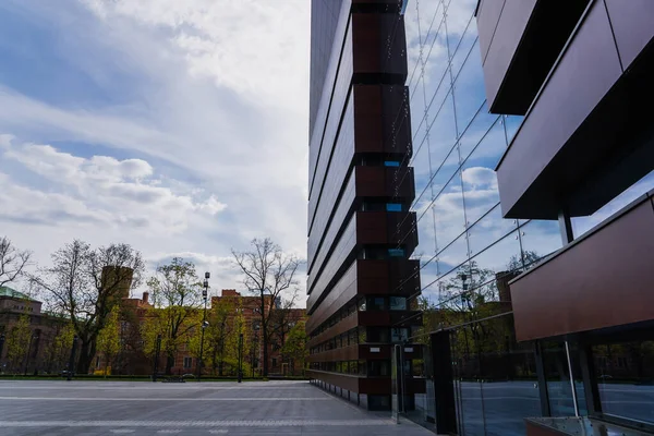 Edifício moderno com fachada de vidro na rua em Wroclaw — Fotografia de Stock