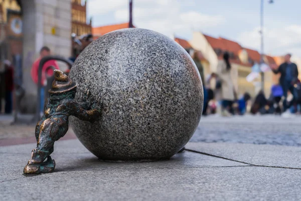WROCLAW, POLONIA - 18 APRILE 2022: Statuetta del nano sulla strada urbana — Foto stock