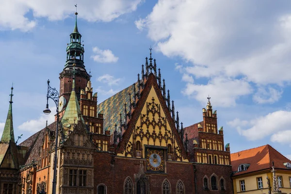 Vue du Musée d'art bourgeois avec ciel nuageux en arrière-plan à Wroclaw — Photo de stock