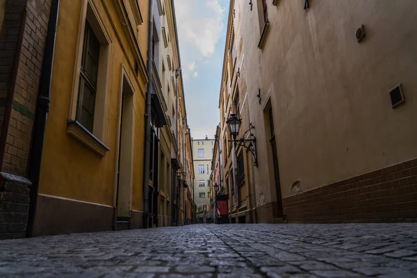 Nivel de superficie de los edificios en la calle estrecha y el cielo al fondo en Wroclaw - foto de stock