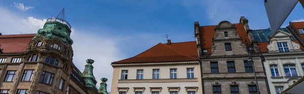 Низький кут Вигляд будівель і неба у Вроцлаві, банер. — стокове фото