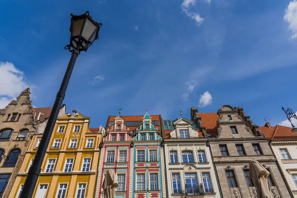 Vista de baixo ângulo da lanterna e edifícios na Praça do Mercado em Wroclaw — Fotografia de Stock