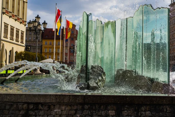WROCLAW, POLAND - 18 апреля 2022: Фонтан на городской улице в дневное время — стоковое фото