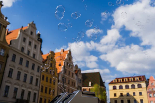 Vista en ángulo bajo de las burbujas de jabón en la borrosa Plaza del Mercado en Wroclaw - foto de stock