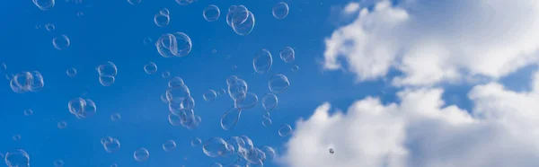 Niedriger Blickwinkel auf Seifenblasen mit Himmel im Hintergrund, Banner — Stockfoto